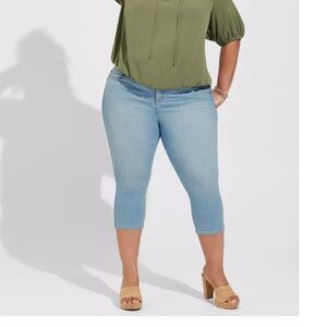Torrid Women's Light Blue Cropped Jeans